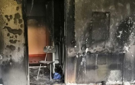 Žena se nadýchala kouře, muže záchranáři převezli do popáleninového centra.
