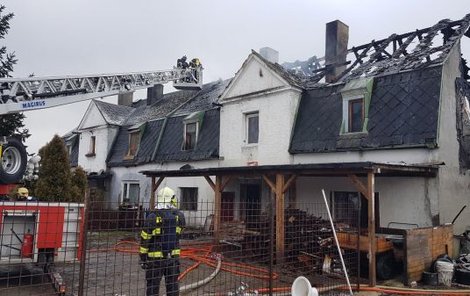 Hořela střecha i první patro domu.