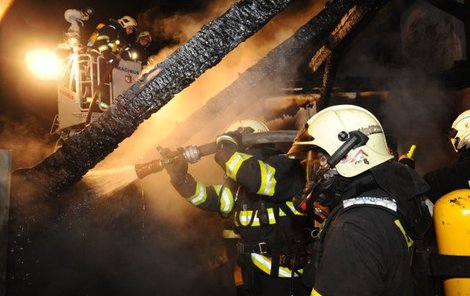 S plameny hasiči bojovali až do rána. Požár způsobil škodu kolem tří milionů korun. 