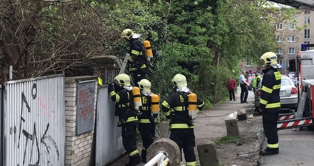 Požár domu v Nuslích. V budově zasahovaly tři jednotky hasičů