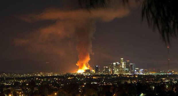 Konec Los Angeles? Ohnivé peklo v centru velkoměsta