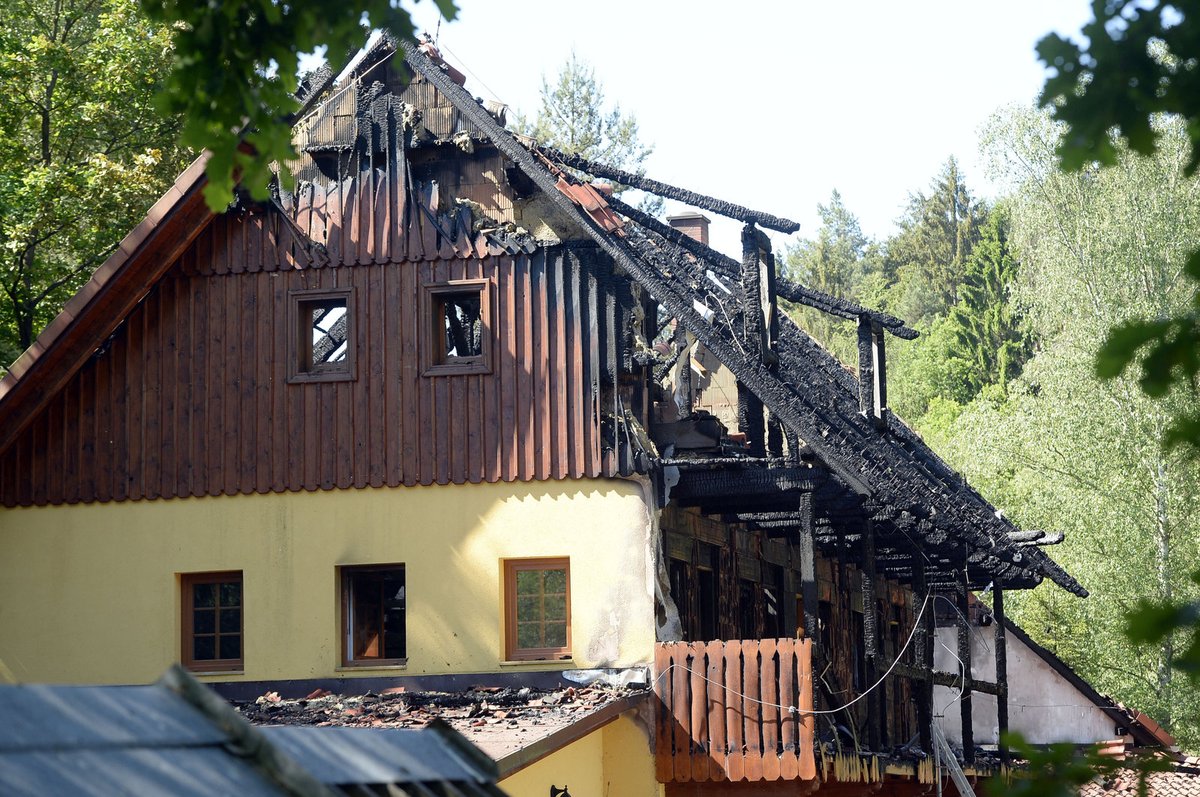 Rekreační chalupa téměř celá lehla popelem. Hasiči ji nezachránili.