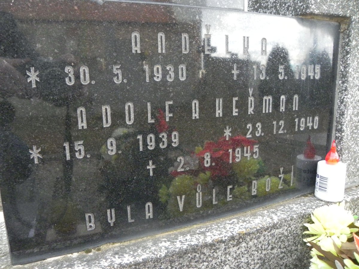 Hrob Adolfa (†5) a Heřmana (†4), kteří zemřeli při požáru 2. srpna 1945. Jejich sestřička o tři měsíce dříve.