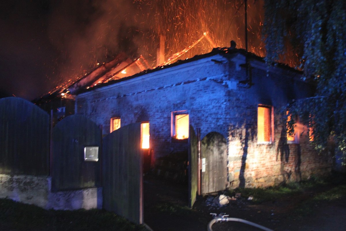 Hasiči dostali hlášení o požáru půl hodiny po půlnoci 7. října. Během chvíle už ale byla střecha v plamenech.