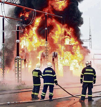 Plameny z hořící trafostanice šlehaly do výše 30 metrů