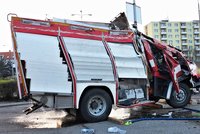 Nehoda hasičů při výjezdu ve Znojmě: Jeden z nich zemřel v nemocnici