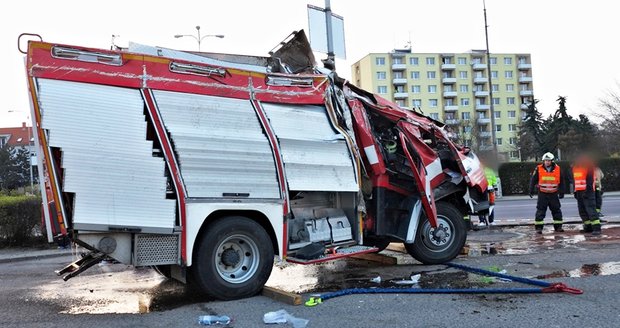 Při výjezdu se zranili čtyři hasiči: Převrátila se s nimi cisterna