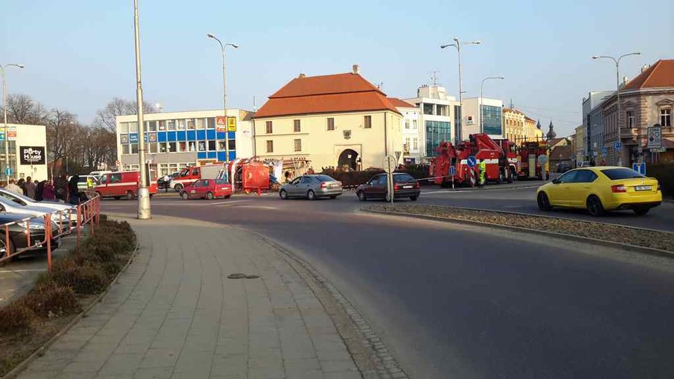 Čtyři požárníci ze Znojma byli zrovna na cestě k nahlášené dopravní nehodě, když sami havarovali.
