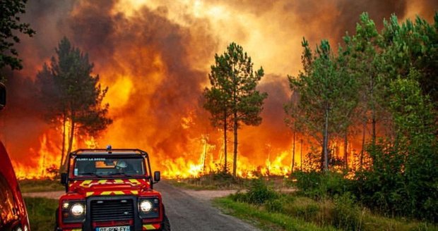 Evakuace turistů u Bibione a další potíže kvůli požárům na jihu. Svědkyně: „Jako po apokalypse“