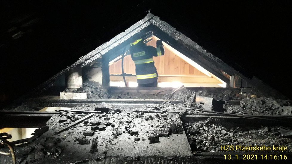 Požár střechy ve Strašíně.