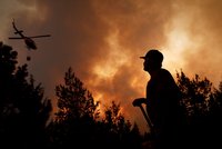 Devět mrtvých a zřejmě další dopadený žhář. Kalifornští hasiči dál bojují s rozsáhlými požáry