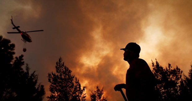 Devět mrtvých a zřejmě další dopadený žhář. Kalifornští hasiči dál bojují s rozsáhlými požáry