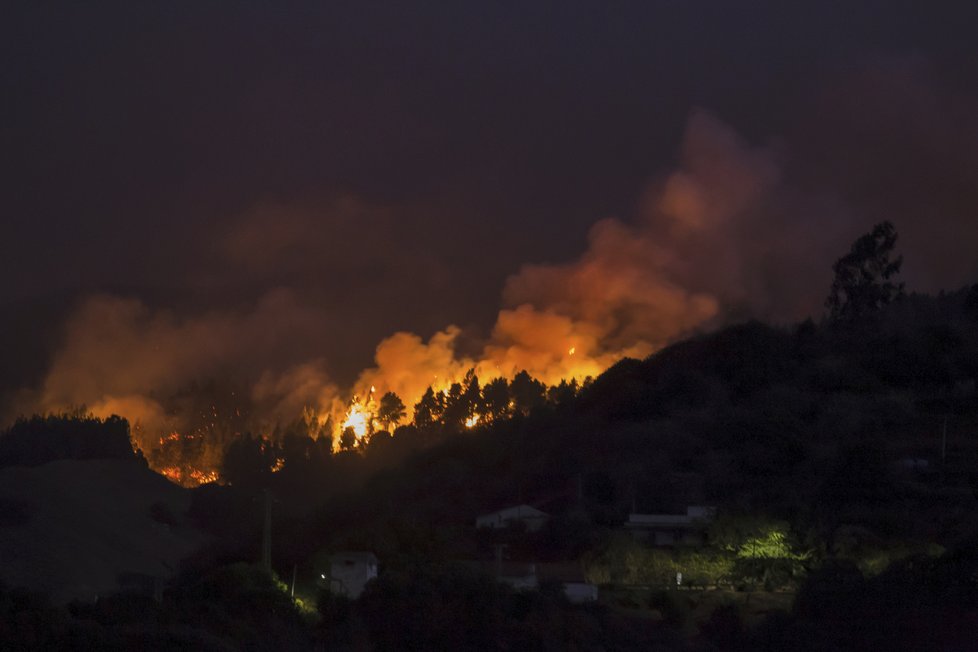 Rozsáhlé lesní požáry zasáhly ostrov Gran Canaria.