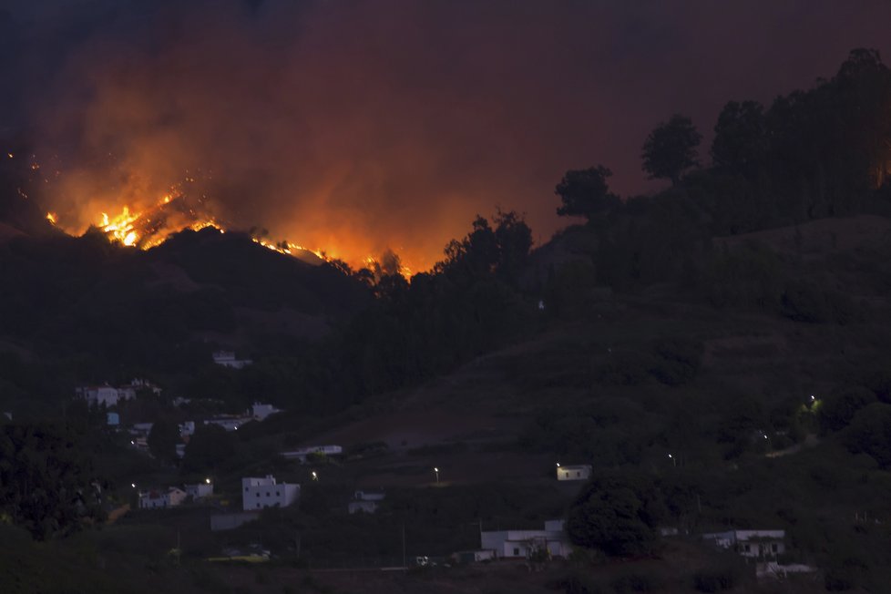 Rozsáhlé lesní požáry zasáhly ostrov Gran Canaria.