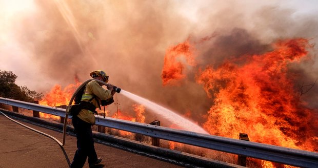 Počet obětí kalifornských požárů stoupá: našli již 71 těl, šest stovek lidí pohřešují