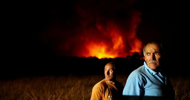 Požáry v turistickém ráji: Oheň v Portugalsku se nedaří zkrotit, blíží se k místům, kde jsou i Češi