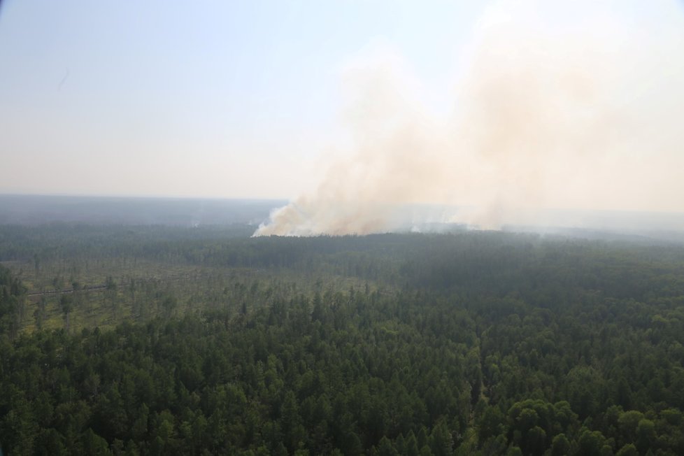Vrtulníky bojují s lesními požáry v Rusku.