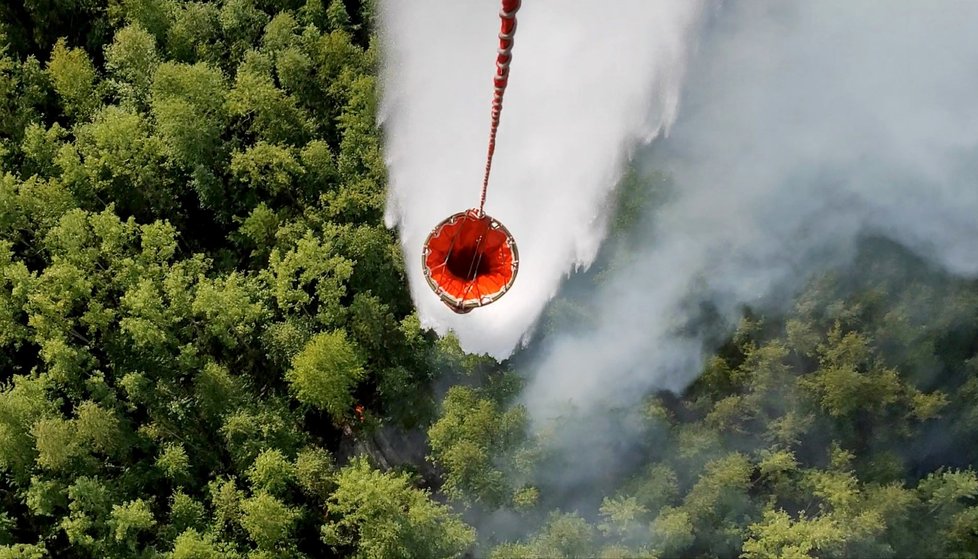 Vrtulníky bojují s lesními požáry v Rusku.