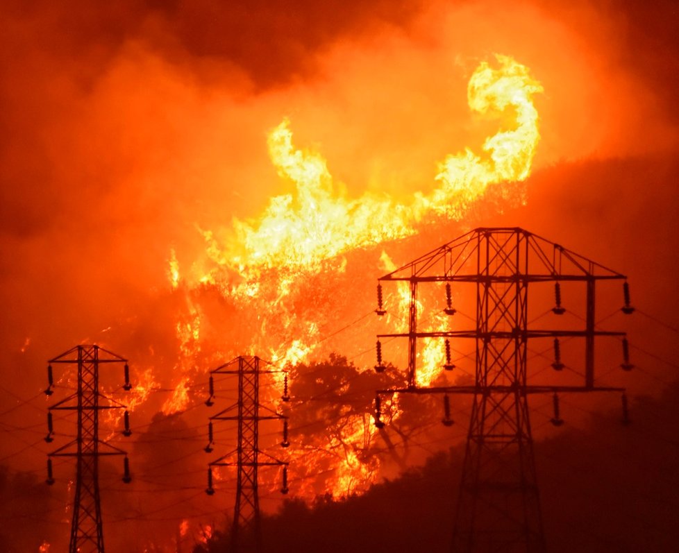 Americká Kalifornie je sužována divokými požáry.
