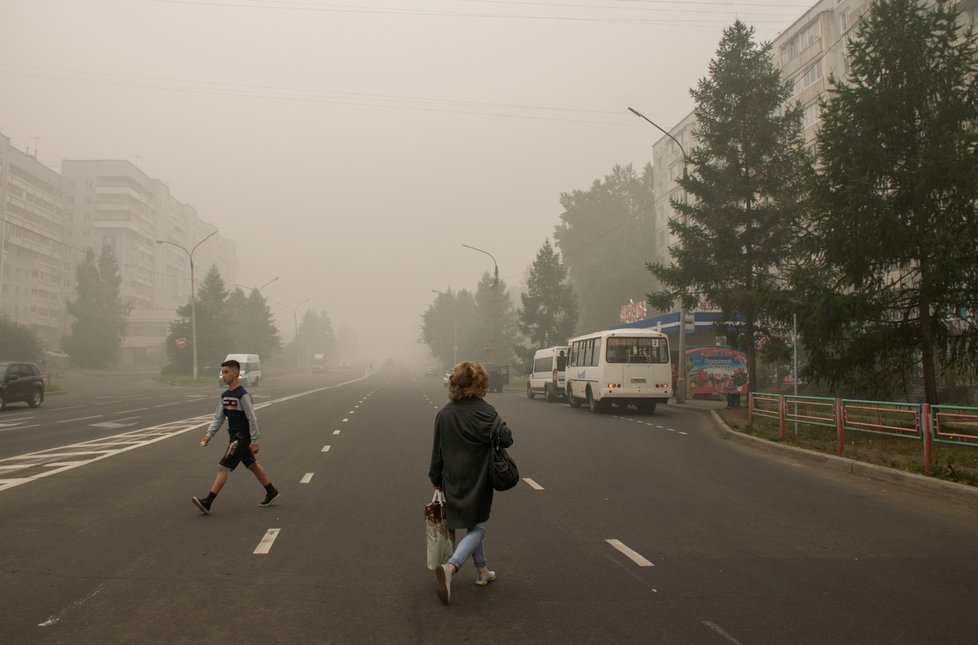 Kouř vzniklý požárem komplikuje život obyvatelům Ruska.