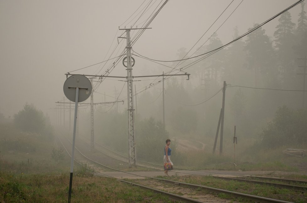 Kouř vzniklý požárem komplikuje život obyvatelům Ruska.