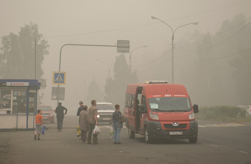 Kouř vzniklý požárem komplikuje život obyvatelům Ruska.