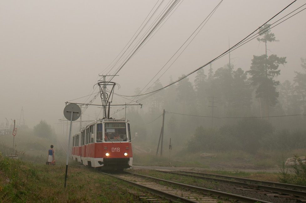 Kouř vzniklý požárem komplikuje život obyvatelům Ruska.