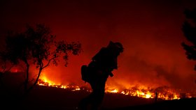 Šířící se kalifornské požáry zničily již na 500 budov.