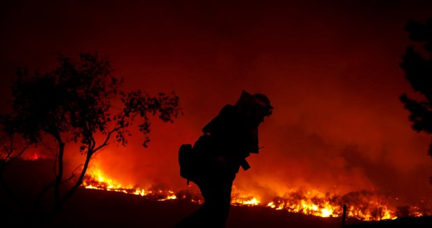 Kalifornii pustoší požáry: Jsou zavřené školy i silnice, tisíce lidí jsou bez domova