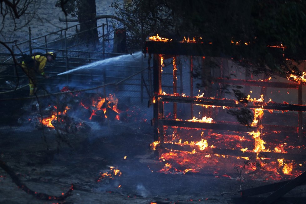 Šířící se kalifornské požáry zničily již na 500 budov