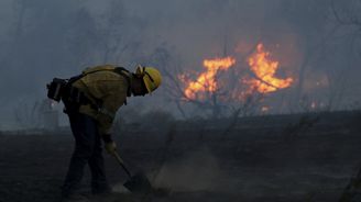 Kalifornie v plamenech. O život už přišlo deset lidí, požáry se dál rychle šíří