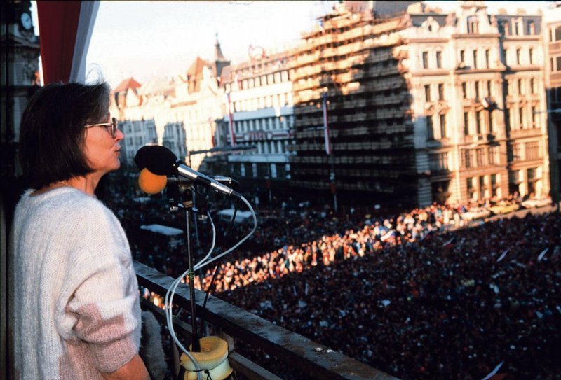 Pozdrav. Marta Kubišová zpívá na Václavskémnáměstí během manifestace ke Dnilidských práv 10. 12. 1989