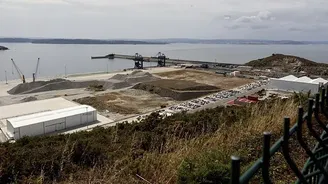 Pozemek v ústí řeky Ferrol (La Coruña), kde má být vybudována čínská automobilka SAIC Motor, která by měla zahájit provoz v roce 2028. Pozemek v ústí řeky Ferrol (La Coruña), kde má být vybudována čínská automobilka SAIC Motor, která by měla zahájit provoz v roce 2028.