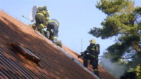 Rozpalená plechová střecha hasičům silně komplikovala práci