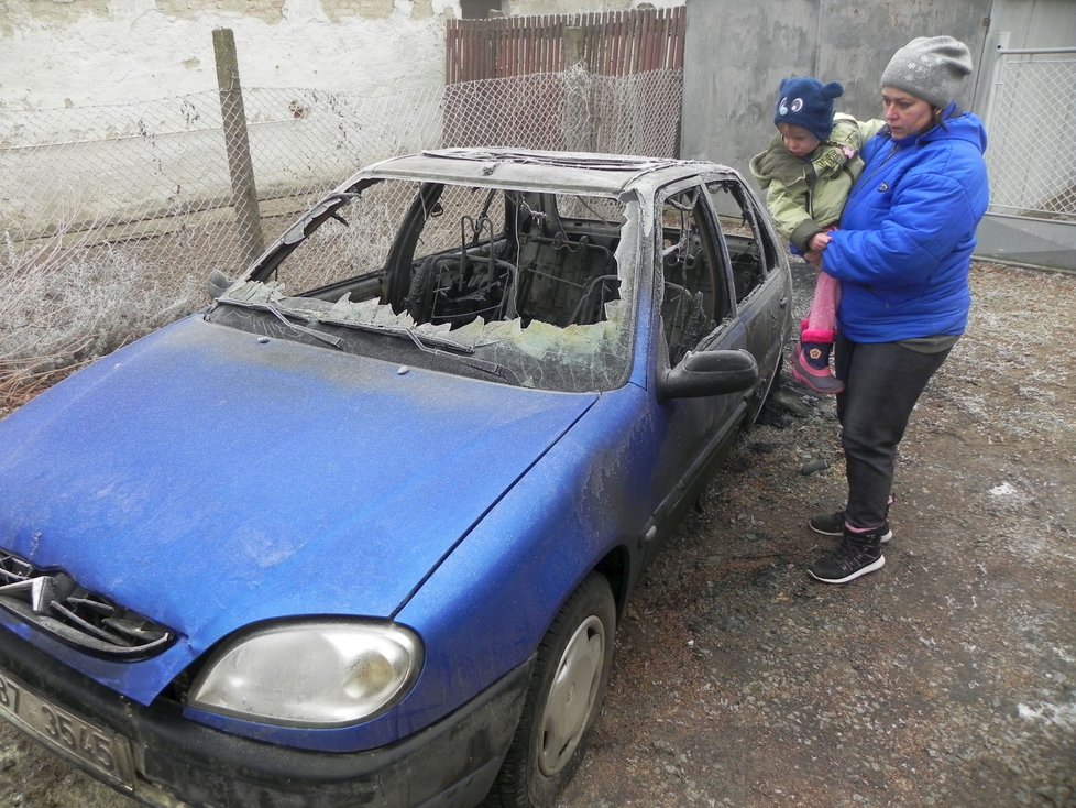 Smutný pohled na zcela vyhořelý automobil.