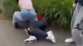 Tři vrstevnice brutálně zlomily nos školačce.