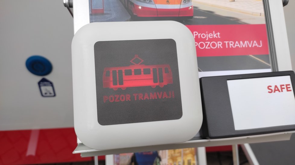 Na tramvaj upozorňuje i  na přechodech pro chodce speciální krabička se světelnými a zvukovými efekty.