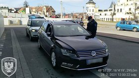 Nedělní kontrola řidiče VW Passat ve Znojmě skončila šokem, Muž (50) za volantem nadýchal 3,83 promile.