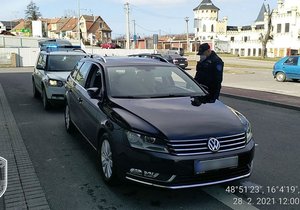 Nedělní kontrola řidiče VW Passat ve Znojmě skončila šokem, Muž (50) za volantem nadýchal 3,83 promile.