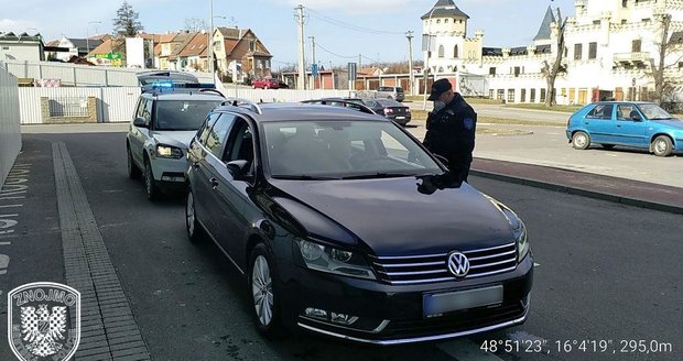 Nedělní kontrola řidiče VW Passat ve Znojmě skončila šokem, Muž (50) za volantem nadýchal 3,83 promile.