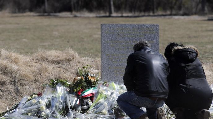 Pozůstalí po obětech pádu letadla Gemanwings truchlí v oblasti tragédie ve francouzských Alpách