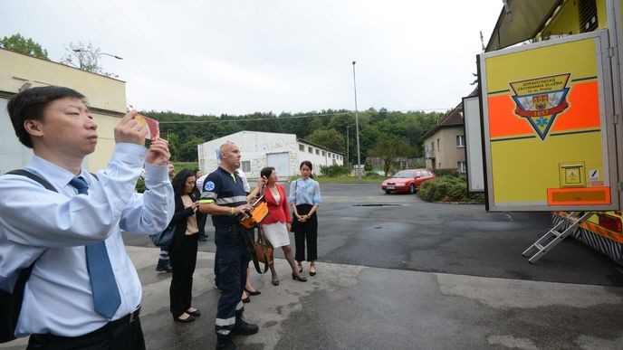 Čínská delegace a ředitel záchranky