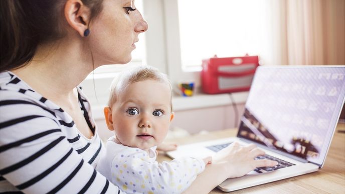 I během mateřské dovolené můžete na své kariéře pracovat