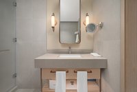 Jaké povrchové úpravy se nejlépe hodí do koupelen s nízkým přirozeným osvětlením?