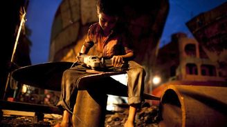 Dětská práce i boj o život. Podívejte se, jak vypadá dřina v lodních docích v Dháce Dětská práce i boj o život. Podívejte se, jak vypadá dřina v lodních docích v Dháce