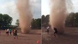 Malé tornádo „napadlo“ trénující fotbalisty: Mladíci se do něj vrhli