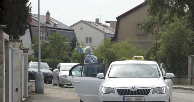 Prachař se rozhodl během manželské krize s Agátou vrátit domů. Přijel se svými kufry taxislužbou.