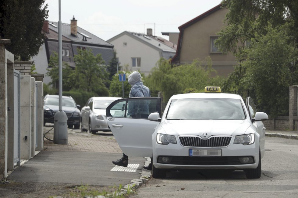 Prachař se rozhodl během manželské krize s Agátou vrátit domů. Přijel se svými kufry taxislužbou.