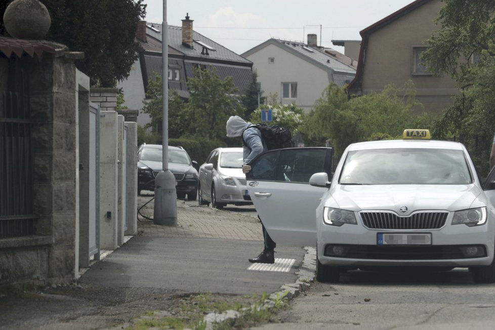 Prachař se rozhodl během manželské krize s Agátou vrátit domů. Přijel se svými kufry taxislužbou.