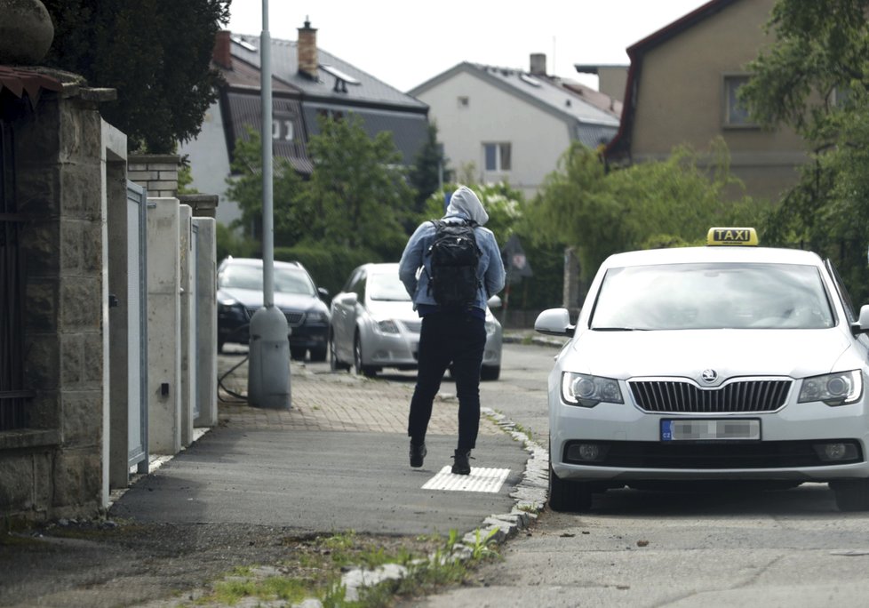 Prachař se rozhodl během manželské krize s Agátou vrátit domů. Přijel se svými kufry taxislužbou.